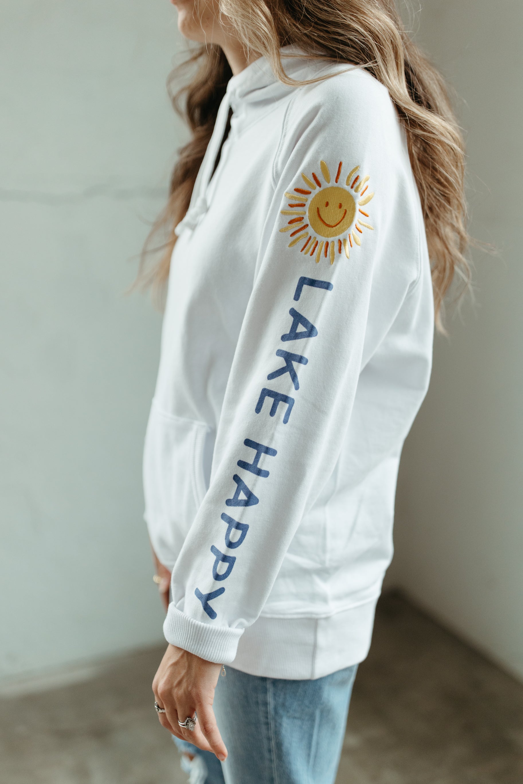 Lake Happy Sweatshirt White Happy Sun Logo Arm Printing Design