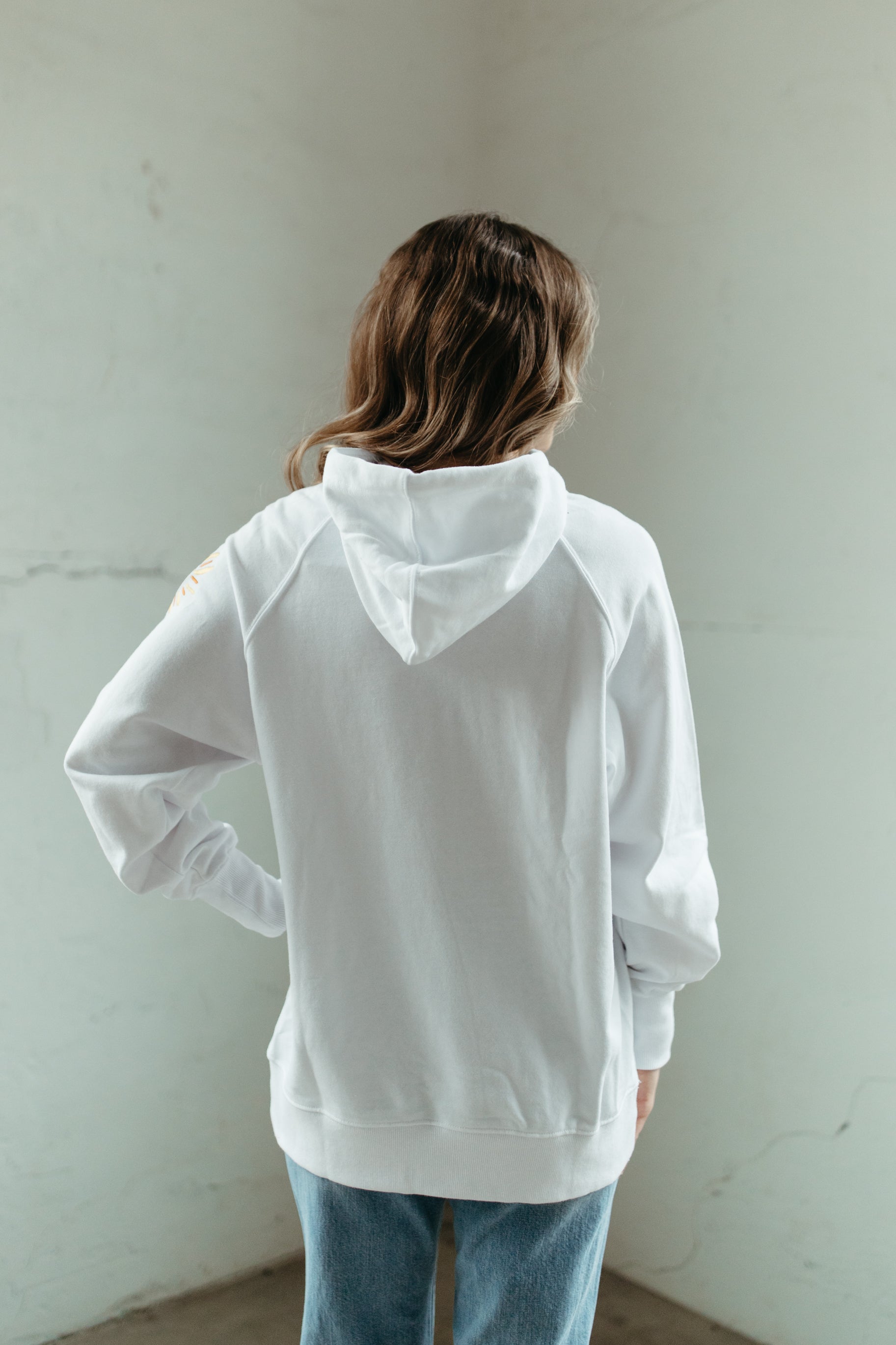 Lake Happy Sweatshirt White Happy Sun Logo Arm Printing Design